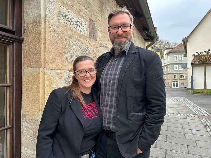 Liebe auf den ersten Blick: Melanie Becker und Matthias P. Schmidt lernten sich 2020 im Coburger Stadtrat kennen und sind seit 2021 ein Paar.