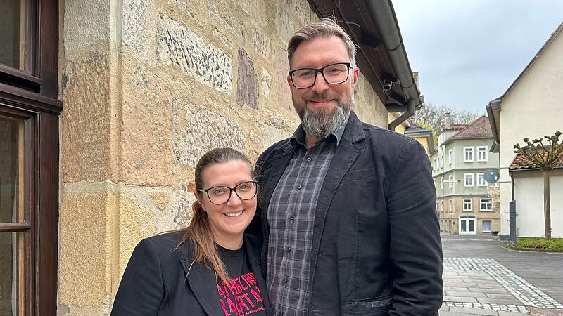 Liebe auf den ersten Blick: Melanie Becker und Matthias P. Schmidt lernten sich 2020 im Coburger Stadtrat kennen und sind seit 2021 ein Paar.