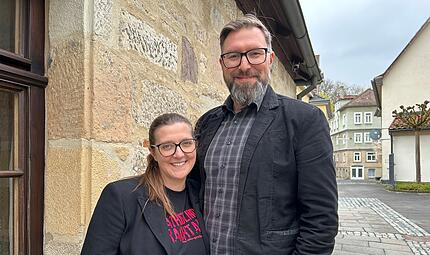 Liebe auf den ersten Blick: Melanie Becker und Matthias P. Schmidt lernten sich 2020 im Coburger Stadtrat kennen und sind seit 2021 ein Paar.