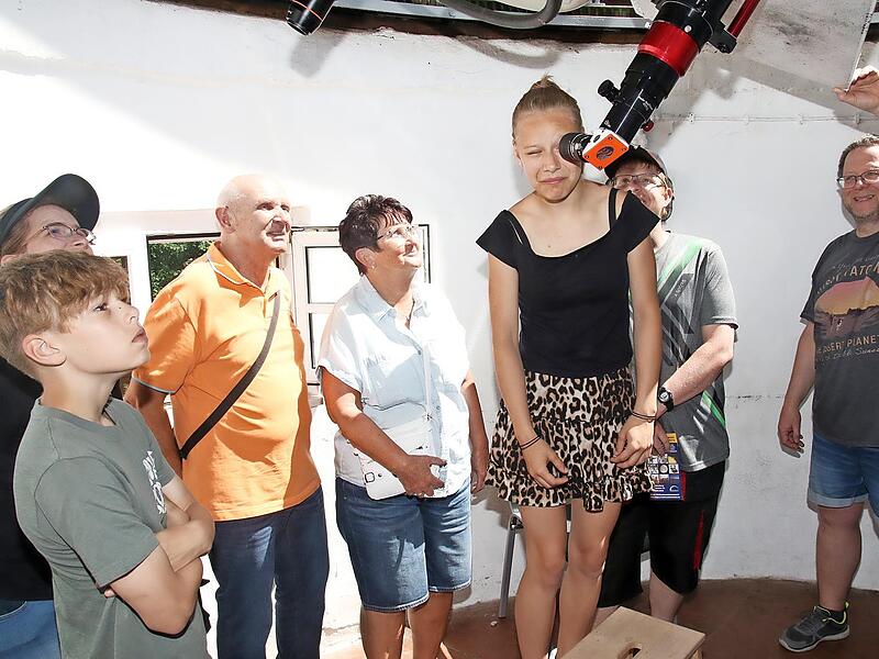 Viele nutzten die einmalige Gelegenheit, einmal durch das Teleskop im AstronomieMuseum zu blicken und die Sonne anzuschauen Viele nutzten die einmalige Gelegenheit, einmal durch das Teleskop im AstronomieMuseum zu blicken und die Sonne anzuschauen