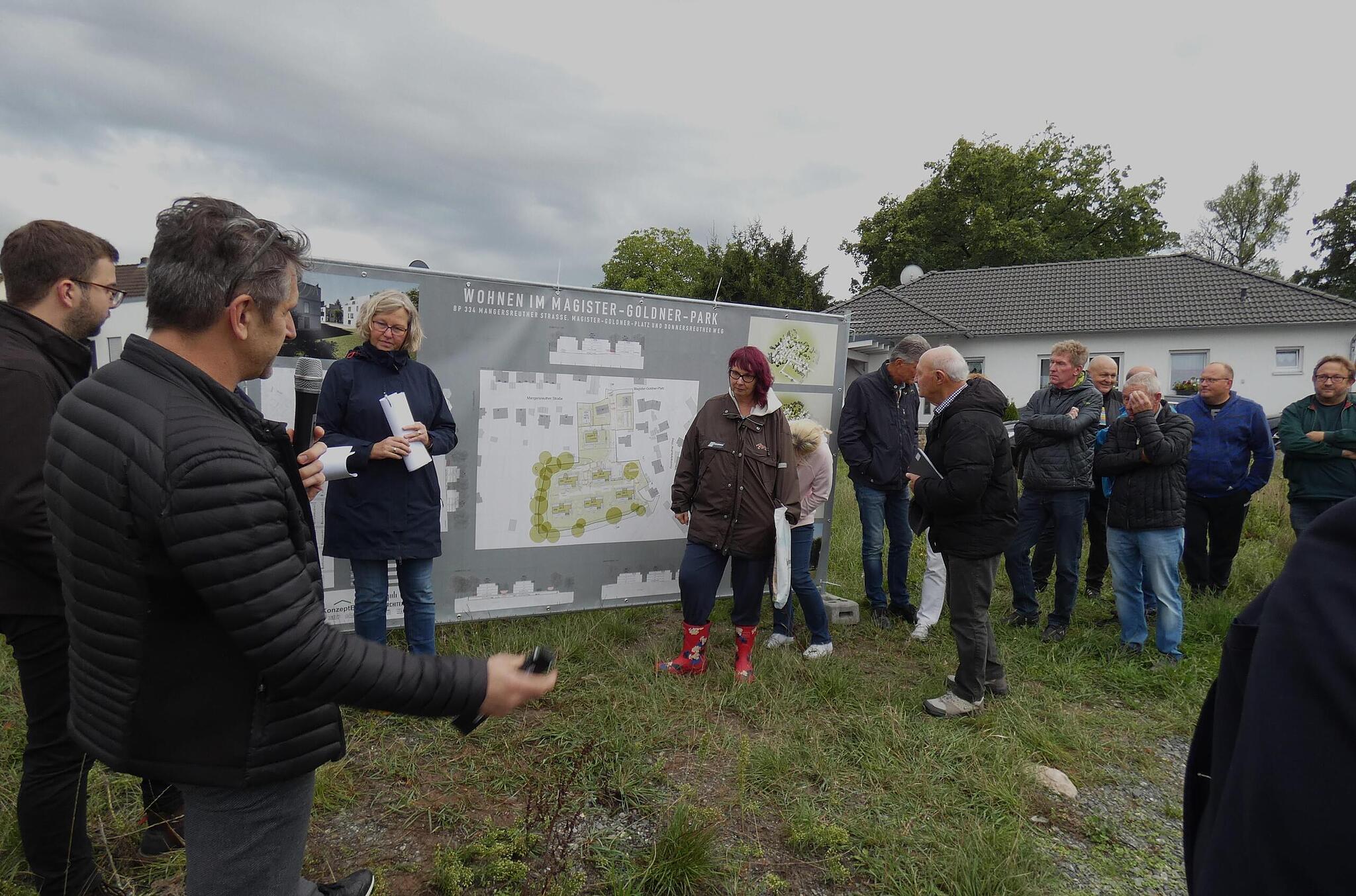 Anwohner sehen Pläne, in Mangersreuth Bauplätze für 55 neue Häuser und