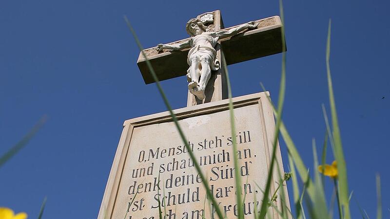 Ein Steinkreuz, gelegen an der schmalen Straße zwischen Pausdorf und Burgellern