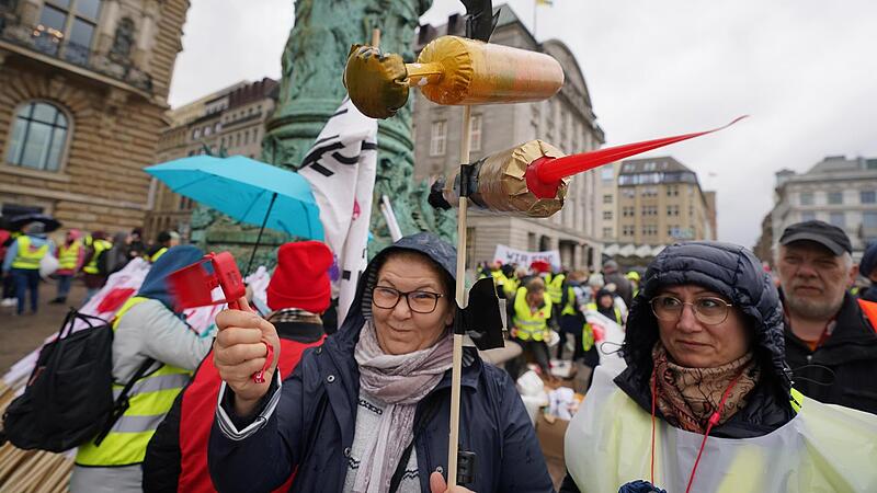 Streikende auf  einer Kundgebung der Gewerkschaft Verdi am Hamburger Rathausmarkt. Zahlreiche Besch&auml;ftigte des &ouml;ffentlichen Dienstes traten bereits am Donnerstag unter dem Motto &bdquo;Wir sind das Gold der Stadt!&ldquo; in einen ganzt&auml;gigen Warnstreik.