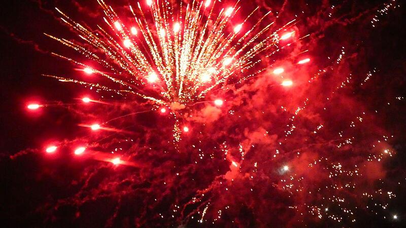 Ein Feuerwerk beendet am Montag gegen 22.30 Uhr das Sander Weinfest.