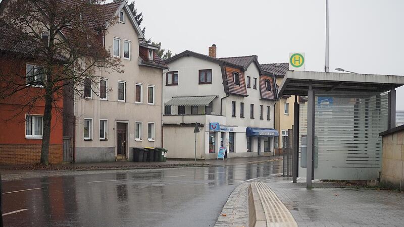 Auf der Seite der Röden ist die Bushaltestelle am Arnoldplatz bereits barrierefrei. Durch den taktilen Leitstreifen erkennen Sehbehinderte, wo der Wartebereich endet. Die Hochborde ist 18 Zentimeter hoch, so können Rollstuhlfahrer und Menschen mit...