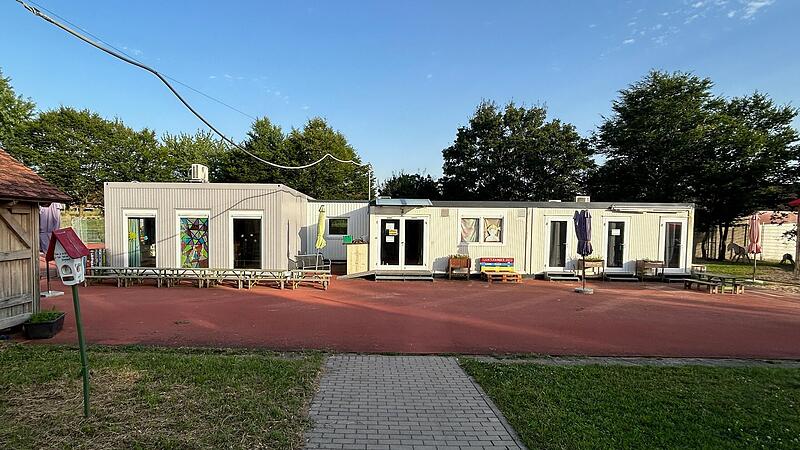 Auch eine Containerlösung als Übergang für die Kindergartenerweiterung braucht eine Baugenehmigung. Da diese nur befristet erteilt wird, muss sie, wenn nicht schnell eine bauliche Erweiterung folgt, wie etwa in Marktsteft, verlängert werden, was ärgerlich ist. Auch eine Containerlösung als Übergang für die Kindergartenerweiterung braucht eine Baugenehmigung. Da diese nur befristet erteilt wird, muss sie, wenn nicht schnell eine bauliche Erweiterung folgt, wie etwa in Marktsteft, verlängert werden, was ärgerlich ist.