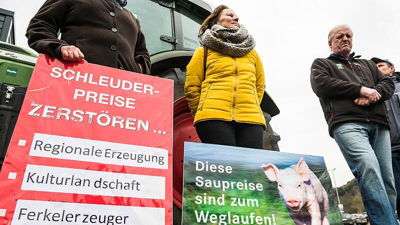 Landwirte aus der Region demonstrieren vor der Aldi-Filiale in Ebermannstadt gegen Niedrigpreise.Forchheim & Fr&auml;nkische Schweiz