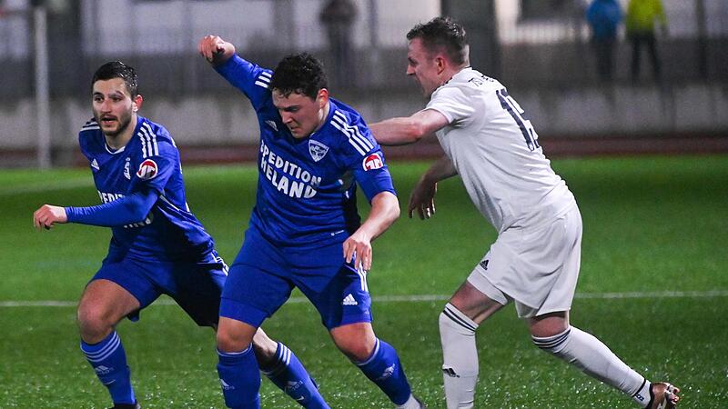 Der M&ouml;nchr&ouml;dener Niklas Knauer (am Ball) zieht am Gochsheimer Yannick Sprenger (re.) vorbei. Nach intensiven 90 Minuten trennten sich die &bdquo;M&ouml;nche&ldquo; und der TSV 2:2-Unentschieden.