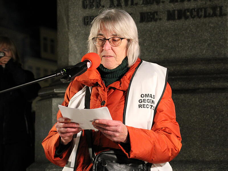 Die Aktion wurde von den Omas und Opas gegen Rechts organisiert.