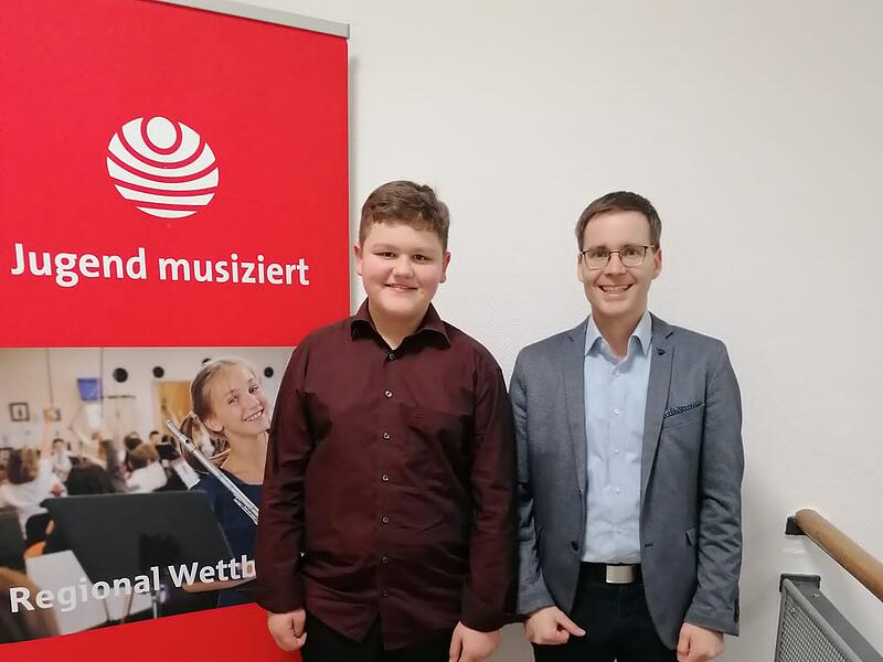 Kornelius Kreuzer (l.) mit seinem Musikschullehrer