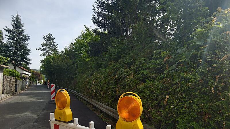 Hangrutschungen in den Straßen "Schottenberg" und "obere Röth" sorgen für Absperrungen.Forchheim & Fränkische Schweiz Hangrutschungen in den Straßen "Schottenberg" und "obere Röth" sorgen für Absperrungen.Forchheim & Fränkische Schweiz