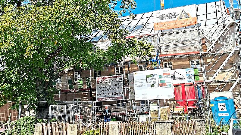 Die zahlreichen Schilder am Gugelhaus veranschaulichen, wie viele Gewerke t&auml;tig sind.