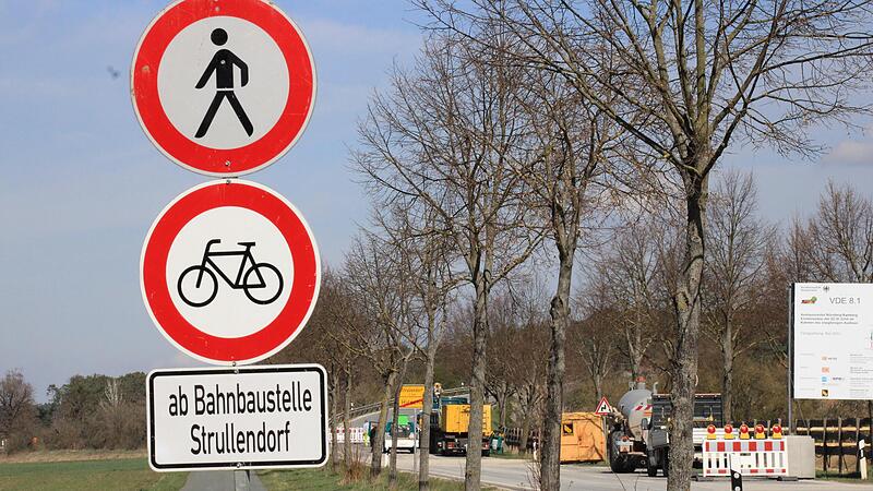 Radfahrer kommen noch bis kurz vor Strullendorf, aber über die Bahnbrücke bei Hirschaid geht nichts mehr. Radfahrer kommen noch bis kurz vor Strullendorf, aber über die Bahnbrücke bei Hirschaid geht nichts mehr.