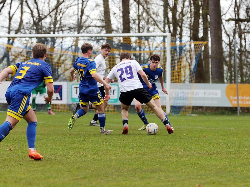 Der Sassanfahrter Torj&auml;ger Leon Kelmendi (wei&szlig;es Trikot) l&auml;uft sich gegen die Frensdorfer Fabian Bessler (links) und Michael Biesenecker fest.