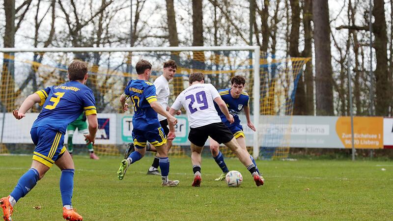 Der Sassanfahrter Torj&auml;ger Leon Kelmendi (wei&szlig;es Trikot) l&auml;uft sich gegen die Frensdorfer Fabian Bessler (links) und Michael Biesenecker fest.