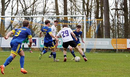 Der Sassanfahrter Torj&auml;ger Leon Kelmendi (wei&szlig;es Trikot) l&auml;uft sich gegen die Frensdorfer Fabian Bessler (links) und Michael Biesenecker fest.
