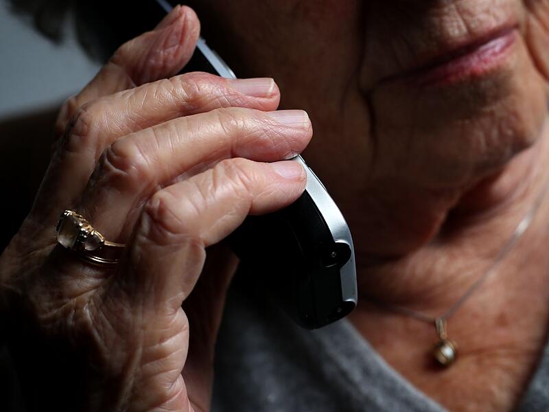 Ältere Frau telefoniert