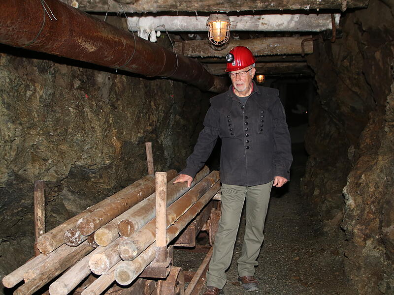 Kupferabbau bedeutet Muskelkraft - ob beim Transportieren des abgebauten Materials oder bei der mühsamen Arbeit mit Hammer und Meißel. Museumsmitarbeiter Rudolf Roßbach führt durch den Stollen und zeigt, welche Geheimnisse der Berg bereithält. Kupferabbau bedeutet Muskelkraft - ob beim Transportieren des abgebauten Materials oder bei der mühsamen Arbeit mit Hammer und Meißel. Museumsmitarbeiter Rudolf Roßbach führt durch den Stollen und zeigt, welche Geheimnisse der Berg bereithält.