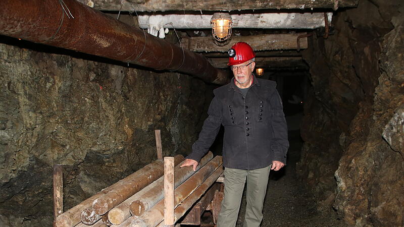 Kupferabbau bedeutet Muskelkraft - ob beim Transportieren des abgebauten Materials oder bei der m&uuml;hsamen Arbeit mit Hammer und Mei&szlig;el. Museumsmitarbeiter Rudolf Ro&szlig;bach f&uuml;hrt durch den Stollen und zeigt, welche Geheimnisse der Berg bereith&auml;lt.