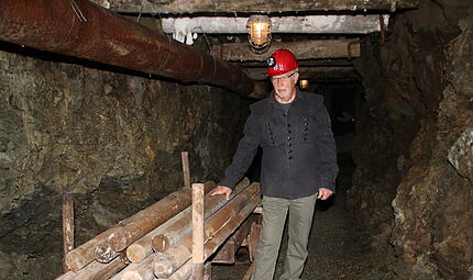 Kupferabbau bedeutet Muskelkraft - ob beim Transportieren des abgebauten Materials oder bei der m&uuml;hsamen Arbeit mit Hammer und Mei&szlig;el. Museumsmitarbeiter Rudolf Ro&szlig;bach f&uuml;hrt durch den Stollen und zeigt, welche Geheimnisse der Berg bereith&auml;lt.