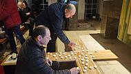 Die vielen Kerzen, die im persönlichen Gebet auf dem Kreuz abgelegt wurden, zeigten die große Solidarität mit den Menschen im Krieg und die große Sehnsucht nach Frieden. Die vielen Kerzen, die im persönlichen Gebet auf dem Kreuz abgelegt wurden, zeigten die große Solidarität mit den Menschen im Krieg und die große Sehnsucht nach Frieden.