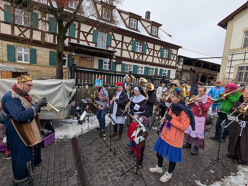 Ganz sch&ouml;n was los in Geisfeld: alle Impressionen vom Faschingsumzug!