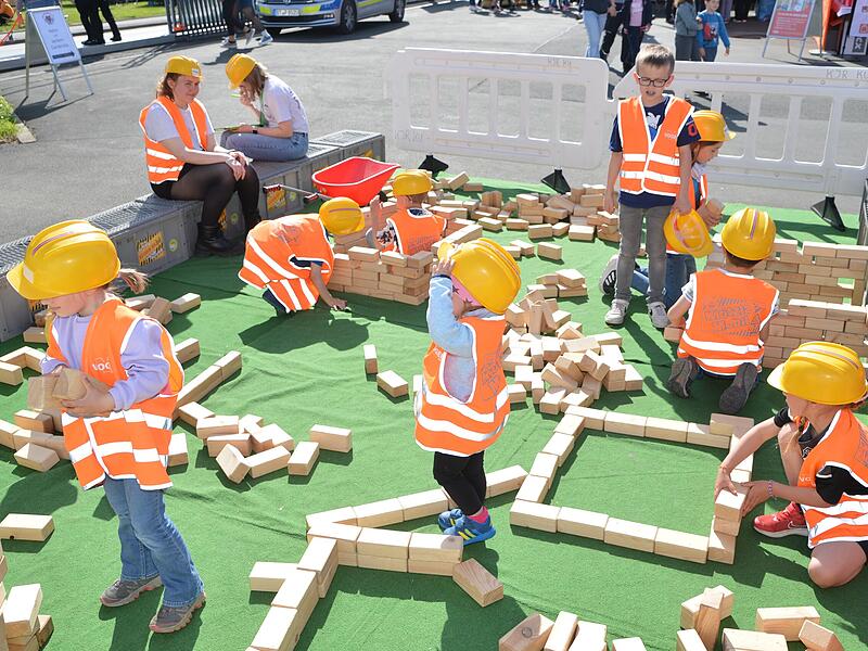Stapeln, bauen, konstruieren &ndash; das Kl&ouml;tzlamobil des Kreisjugendrings Kulmbach  macht&rsquo;s am Motorradsternfahrt-Wochenende m&ouml;glich.