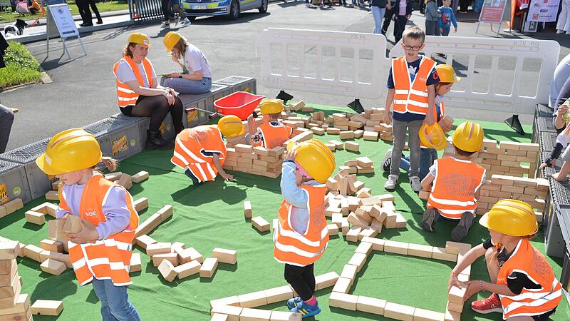 Stapeln, bauen, konstruieren &ndash; das Kl&ouml;tzlamobil des Kreisjugendrings Kulmbach  macht&rsquo;s am Motorradsternfahrt-Wochenende m&ouml;glich.
