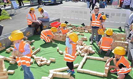 Stapeln, bauen, konstruieren &ndash; das Kl&ouml;tzlamobil des Kreisjugendrings Kulmbach  macht&rsquo;s am Motorradsternfahrt-Wochenende m&ouml;glich.