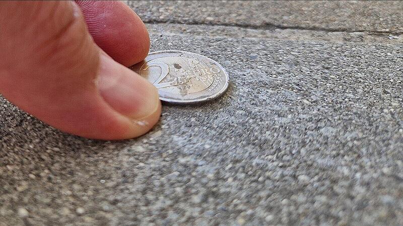 Geld auf dem Gehweg