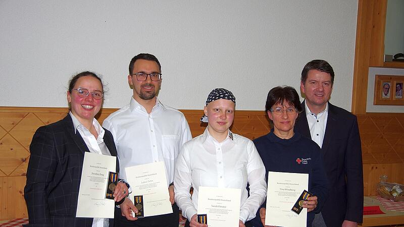 Die Hochwasser-Rettungsmedaille erhielten Dorothea Deeg, Lukas Dehn, Sarah Förster, Tina Windberg, mit im Bild Sandro Kirchner.