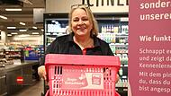 Heike Anderlik hat im März 2025 als selbstständige Kauffrau den Rewe-Markt am Max-Böhme-Ring in Coburg eröffnet. Heike Anderlik hat im März 2025 als selbstständigen Kauffrau den Rewe-Markt am Max-Böhme-Ring eröffnet.
