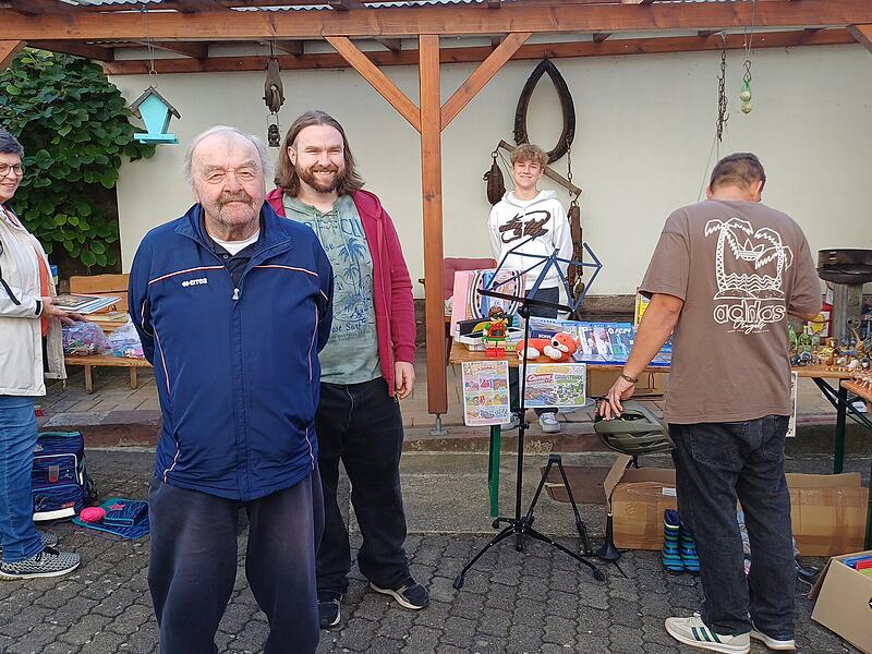 Stände auf dem Flohmarkt Stände auf dem Flohmarkt