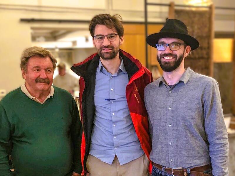 Lisbergs neuer B&uuml;rgermeister Timothy Reichel freut sich am Wahlabend mit seinem Vorg&auml;nger Michael Bergrab und dessen Vorg&auml;nger Peter Deusel ((&Uuml;WL).