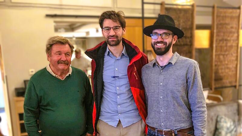 Lisbergs neuer B&uuml;rgermeister Timothy Reichel freut sich am Wahlabend mit seinem Vorg&auml;nger Michael Bergrab und dessen Vorg&auml;nger Peter Deusel ((&Uuml;WL).