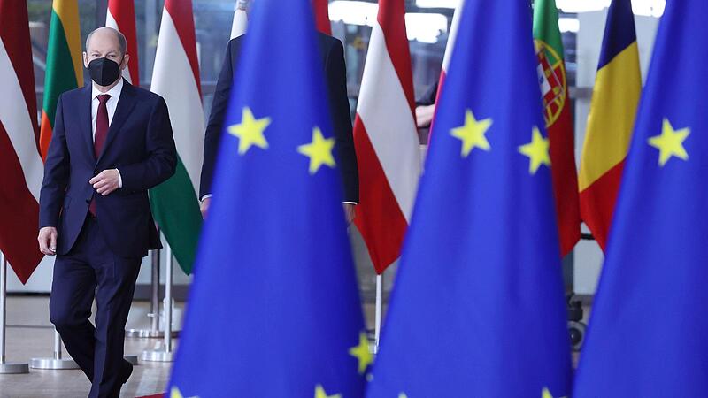 Bundeskanzler Olaf Scholz (SPD) trifft zum EU-Gipfel im Gebäude des Europäischen Rates ein.