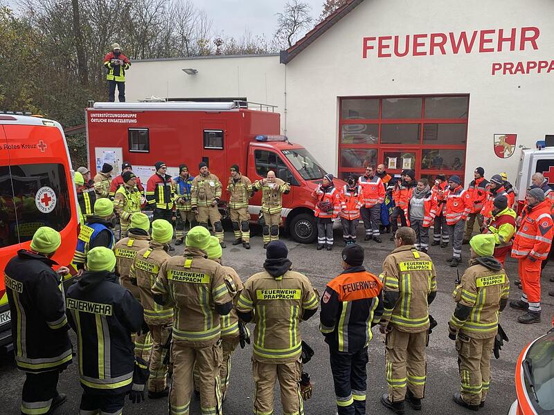 Ehrenamtliche in kürzester Zeit am Ball: 100 Einsatzkräfte von Feuerwehr, Polizei, BRK, ASB und JUH waren am Samstag bei der Vermisstensuche im Einsatz.
