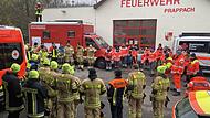 Ehrenamtliche in kürzester Zeit am Ball: 100 Einsatzkräfte von Feuerwehr, Polizei, BRK, ASB und JUH waren am Samstag bei der Vermisstensuche im Einsatz.