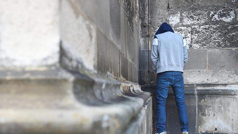 Ein Wildpinkler urinierte an der B 173 einfach in den Gr&uuml;nstreifen.