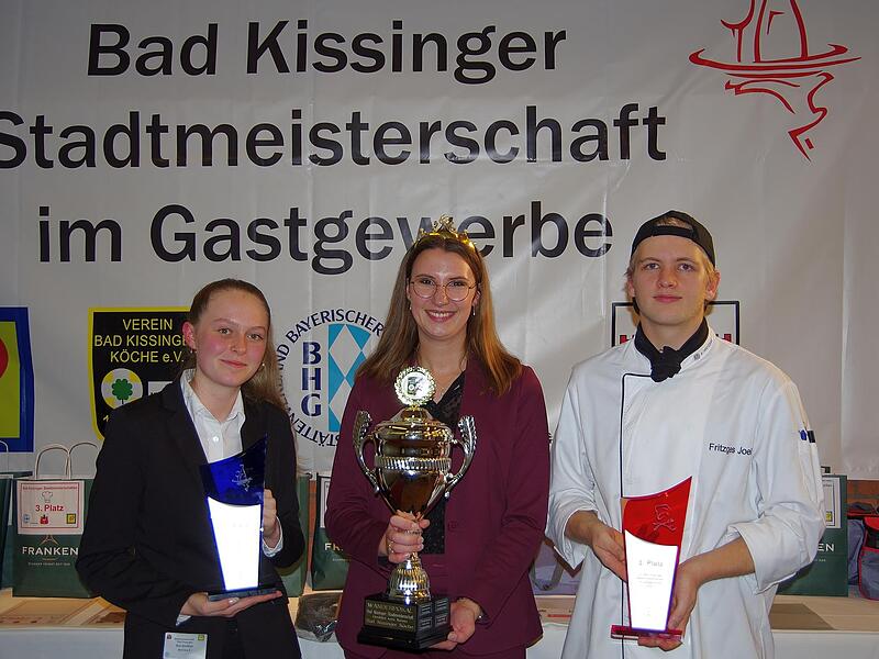 Sieger und Siegerin: Eva Kirchner, Weinprinzessin Emmi Wendemuth mit dem Wanderpokal f&uuml;r Erstplazierte, rechts Joel Fitzges.