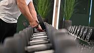 Hantelbank im Fitnessstudio