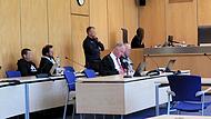 F&uuml;r den Mandanten von Jan Hofer (links) geht es in die Entziehungsanstalt, f&uuml;r den Mandanten von Albrecht von Imhoff f&uuml;hrt der Weg zur&uuml;ck in die Justizvollzugsanstalt. Das entschied die Erste Gro&szlig;e Strafkammer des Landgerichts Coburg beim Prozess...