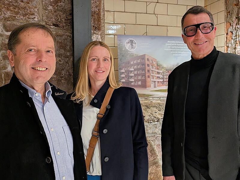 „After Work Party“: „Kunst trifft Wohnen“ im Studio Meinck Goldschmied und Schmuckdesigner Malte Meinck (rechts) mit den Architekten Georg Redelbach und Carolin Dahinten aus Marktheidenfeld