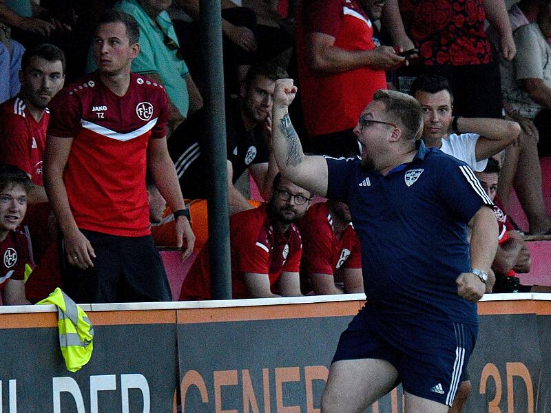 19. August, 20.23 Uhr in Lichtenfels: Yusupha Njie hat für den TSV Mönchröden den 1:1-Ausgleich geschossen, Niklas Fleischmann flippt vor Freude aus.