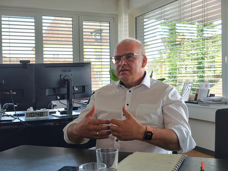 Drei Monate ist Landrat Hanngörg Zimmermann bereits im Amt. Im FT-Sommerinterview verrät er, wie er den Start ins Amt erlebt hat und wie es mit dem Klinikum Forchheim – Fränkische Schweiz weitergeht.Forchheim & Fränkische Schweiz Drei Monate ist Landrat Hanngörg Zimmermann bereits im Amt. Im FT-Sommerinterview verrät er, wie er den Start ins Amt erlebt hat und wie es mit dem Klinikum Forchheim – Fränkische Schweiz weitergeht.