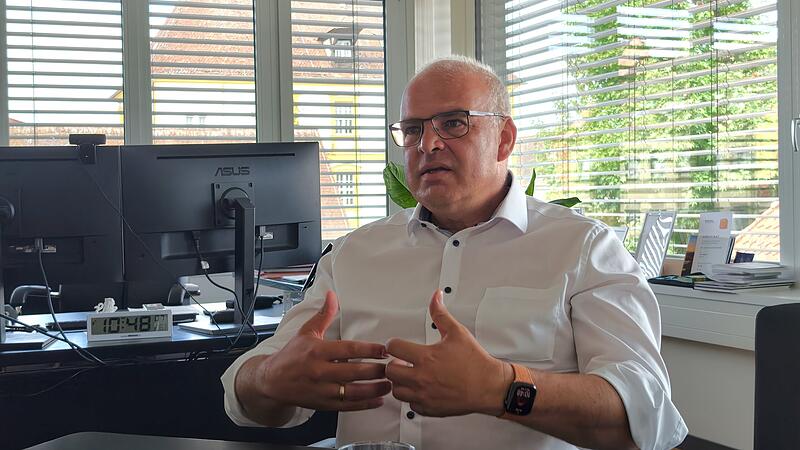 Drei Monate ist Landrat Hanngörg Zimmermann bereits im Amt. Im FT-Sommerinterview verrät er, wie er den Start ins Amt erlebt hat und wie es mit dem Klinikum Forchheim – Fränkische Schweiz weitergeht.Forchheim & Fränkische Schweiz Drei Monate ist Landrat Hanngörg Zimmermann bereits im Amt. Im FT-Sommerinterview verrät er, wie er den Start ins Amt erlebt hat und wie es mit dem Klinikum Forchheim – Fränkische Schweiz weitergeht.