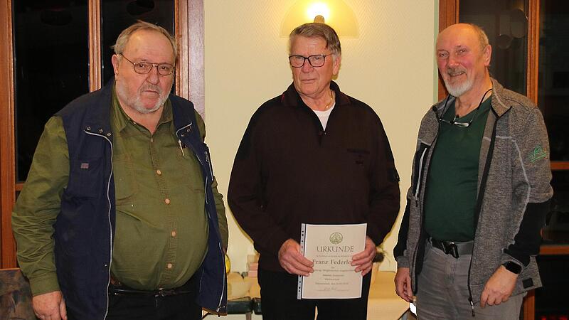40 Jahre Mitglied im Rh&ouml;nklub sind Franz Federlein (links) und Karl-Heinz-Mauer (daneben), rechts der Vorsitzende des Zweigvereins Egbert Haut.