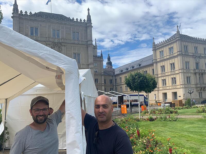 Enrico Pizzato (links) und Nima Khorsandi sind seit 2022 die Veranstalter des Coburger Schlossplatzfests. Hier ein Archivfoto.