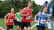 Noah Möller (Zweiter von rechts) liegt im 3000-Meter-Lauf in Lauerstellung hinter Dominik Dölinger von der LAC Quelle Fürth, der am Ende hinter Möller und Emil Oppelt (LG Sempt) Dritter wurde.
