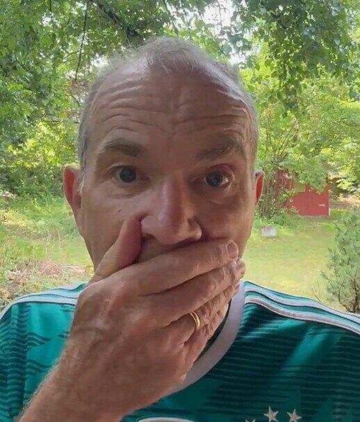 Fredi Breunig aus dem unterfr&auml;nkischen Gro&szlig;eibstadt ist nicht nur Kabarettist, Mundart-K&uuml;nstler und Glossist, sondern auch Fu&szlig;ball-Fachmann. F&uuml;r unser Portal ordnet er die Fu&szlig;ball-WM 2026 humoristisch ein.
